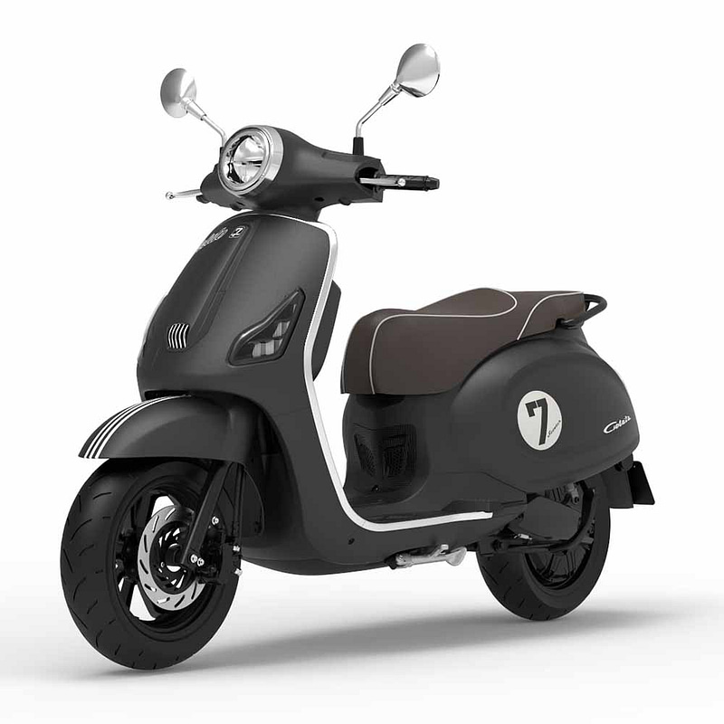 Zijkant zwarte scooter