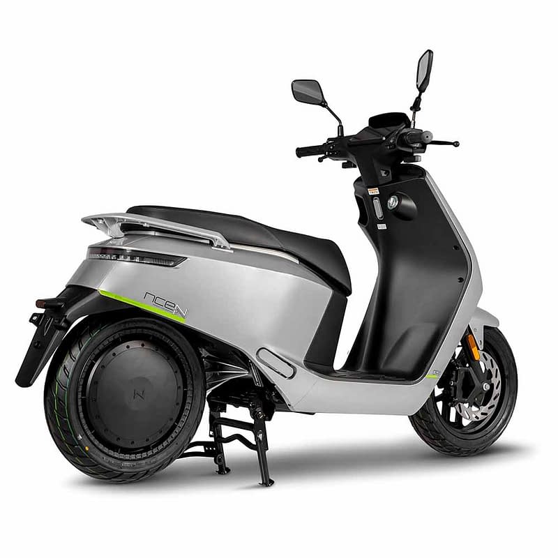 Achterkant zilveren scooter