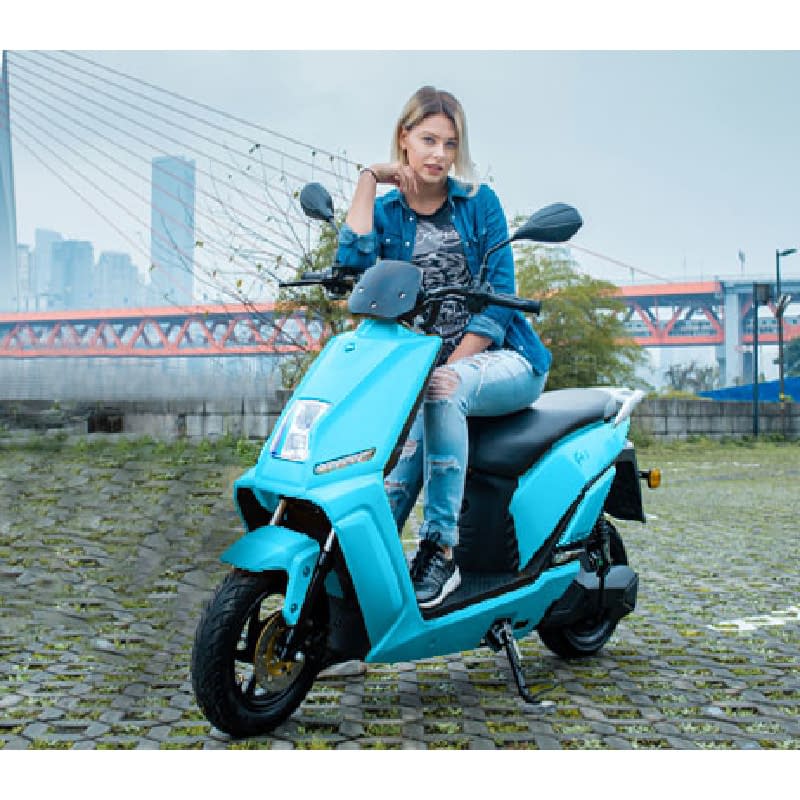 Vrouw op blauwe elektrische scooter buiten