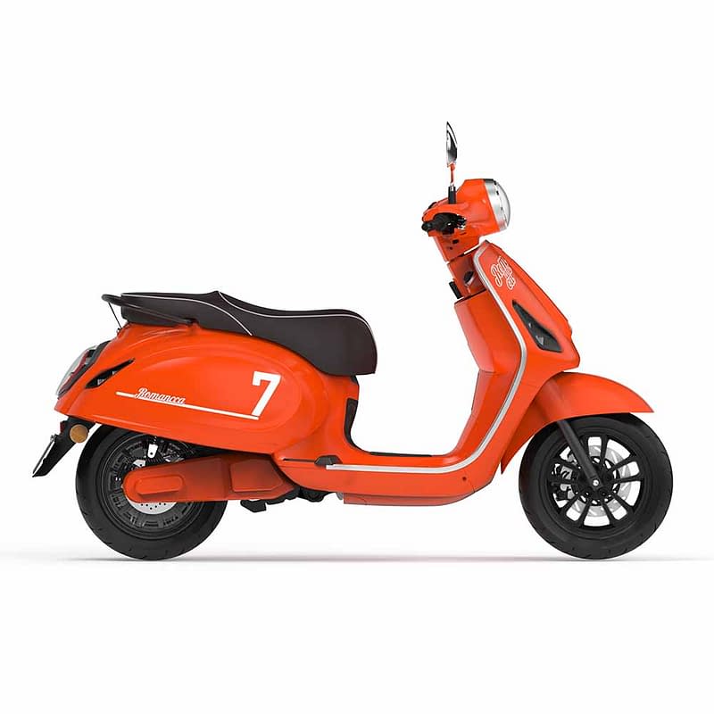 Zijkant oranje scooter