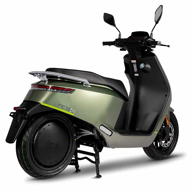 Achterkant groene scooter