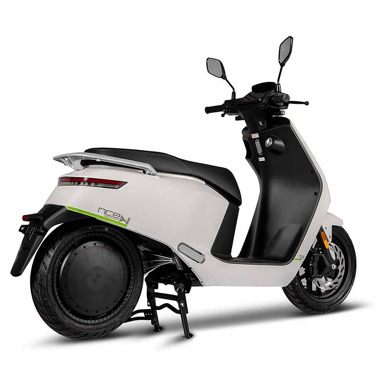Achterkant witte scooter