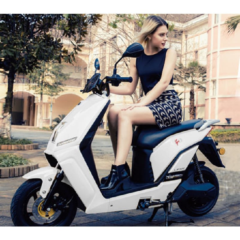 Vrouw op witte escooter buiten